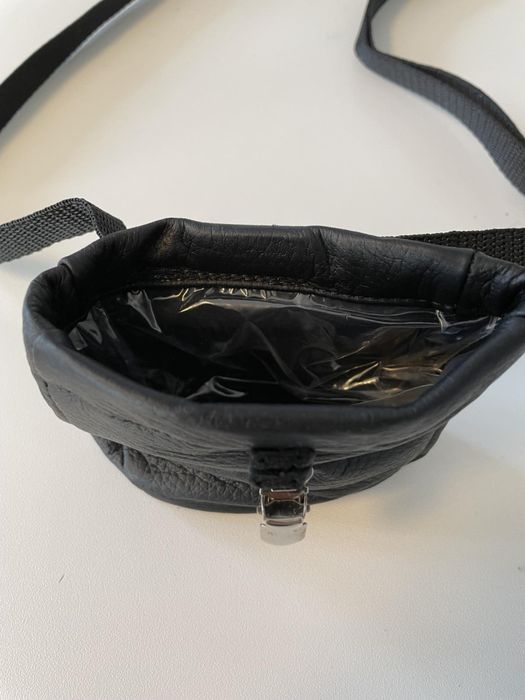 Godbitbag i skinn - rund design med praktisk belte