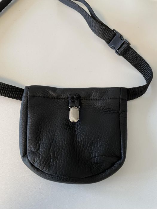 Godbitbag i skinn - rund design med praktisk belte